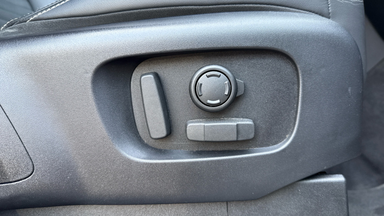 Land Rover Discovery 3.0 D300 Dynamic SE 5dr Auto Diesel Station Wagon